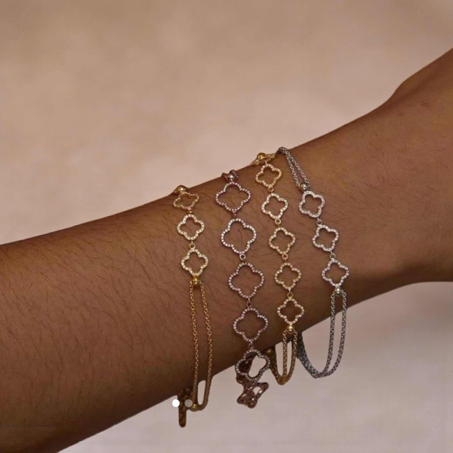 6 Clover Outline Diamond Bracelet in 18KT Gold