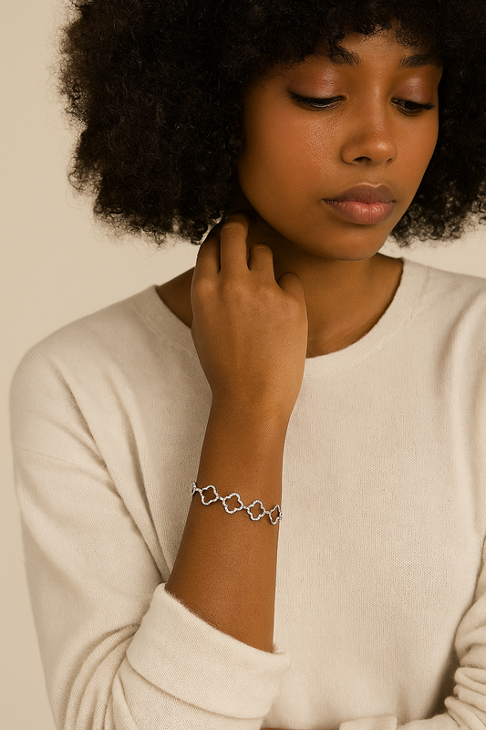 6 Clover Outline Diamond Bracelet in 18K Gold
