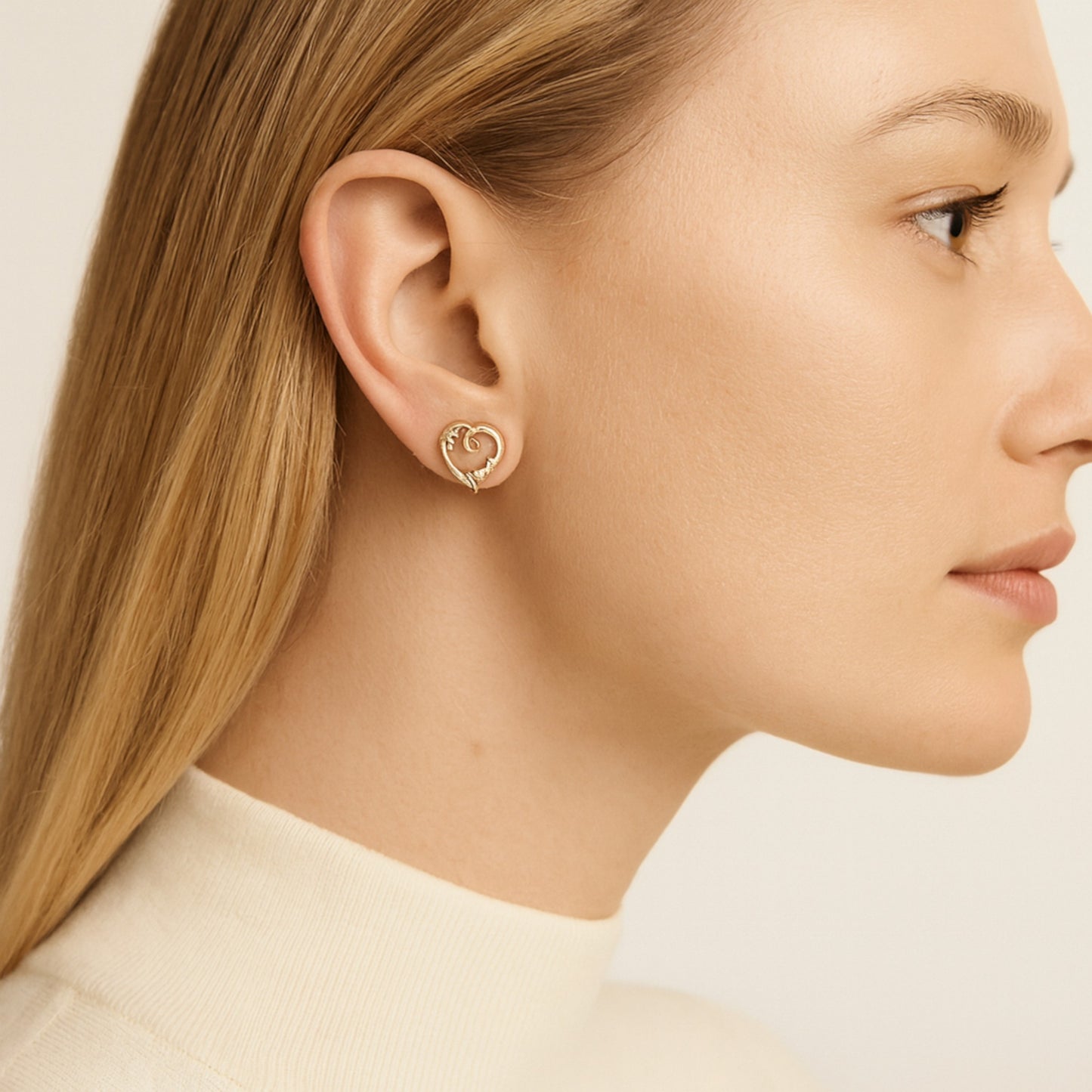 Vivra Natural Diamond Earrings in 18K Gold