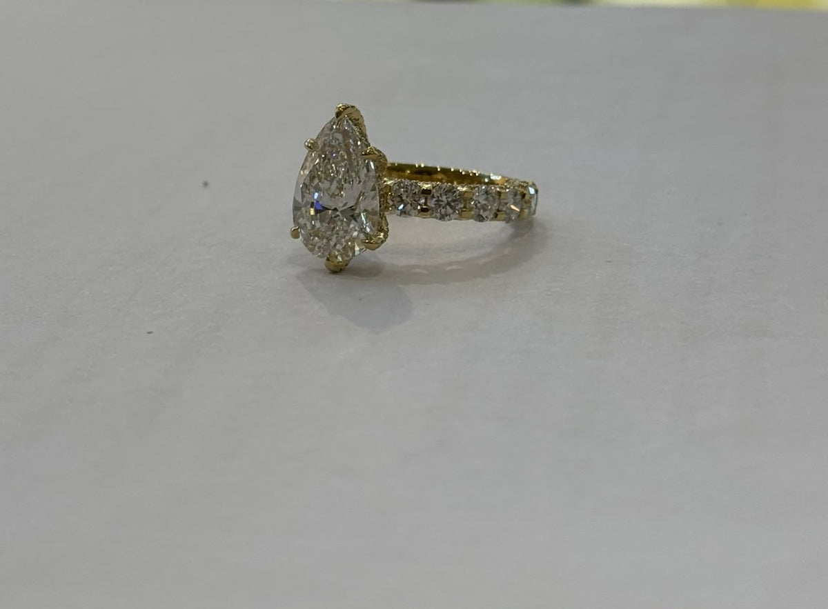 Aura Pear Lab Grown Diamond Engagement Ring in 18K Gold