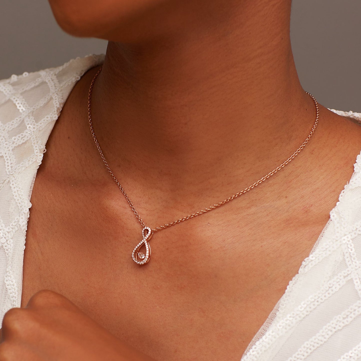 Oiza Twinkle Infinie Pendant Necklace in 18K Gold