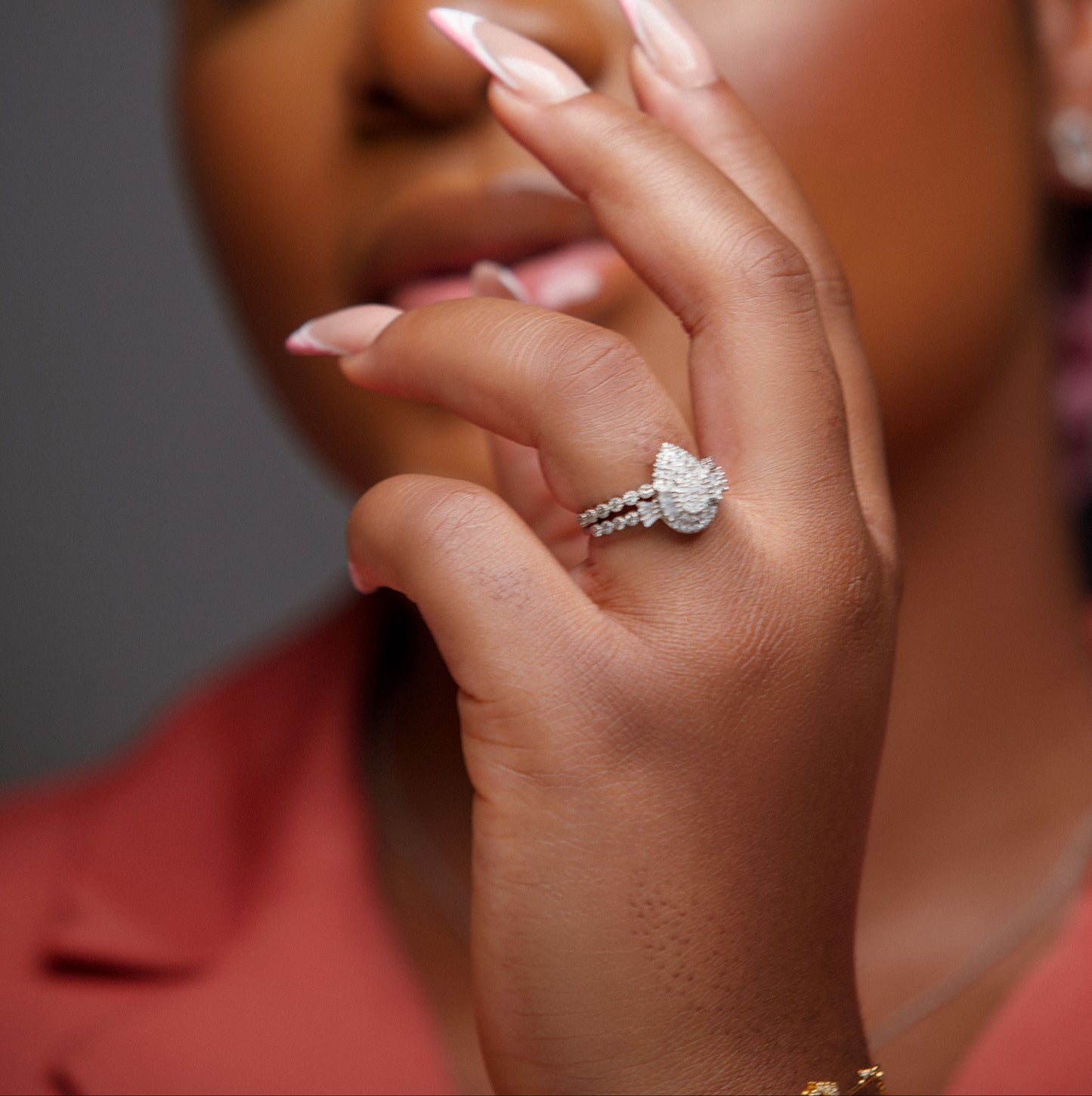 Lucy Oval Cut Diamond Cluster Bride Set in 18K Gold
