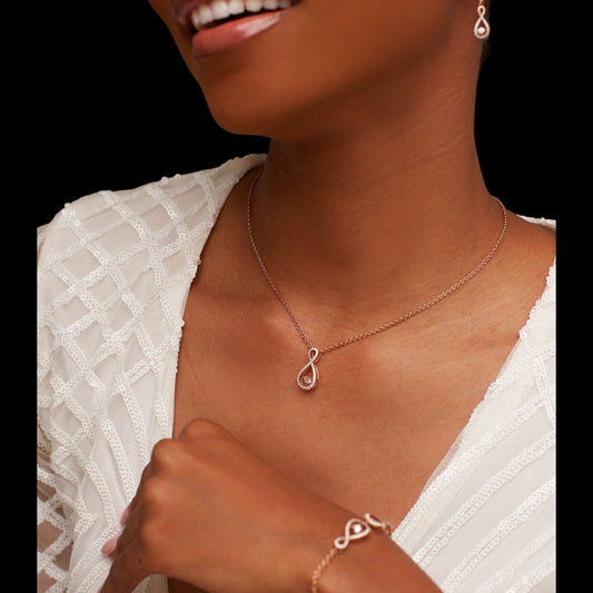 Oiza Twinkle Infinie Pendant Necklace in 18KT Gold