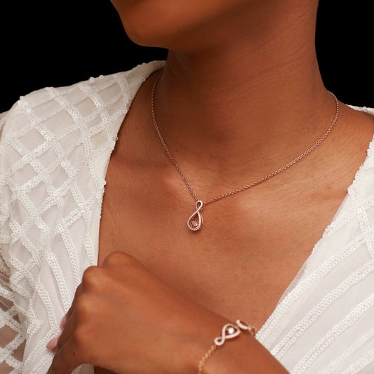 Oiza Twinkle Infinie Pendant Necklace in 18KT Gold