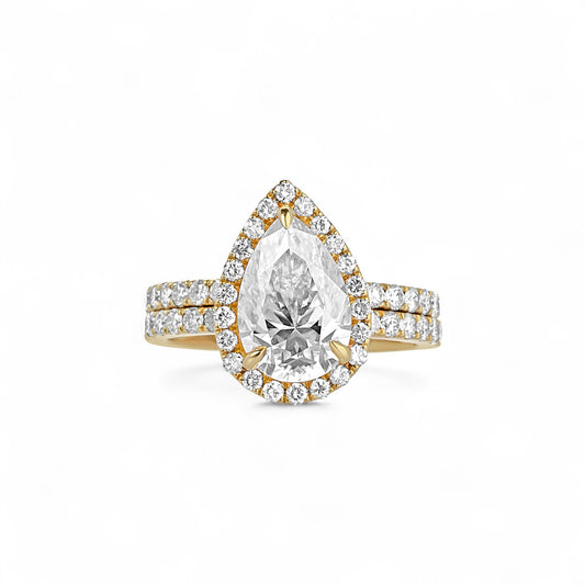 Ola Pear Cut Moissanite & Diamond Bride Set in 18K Gold