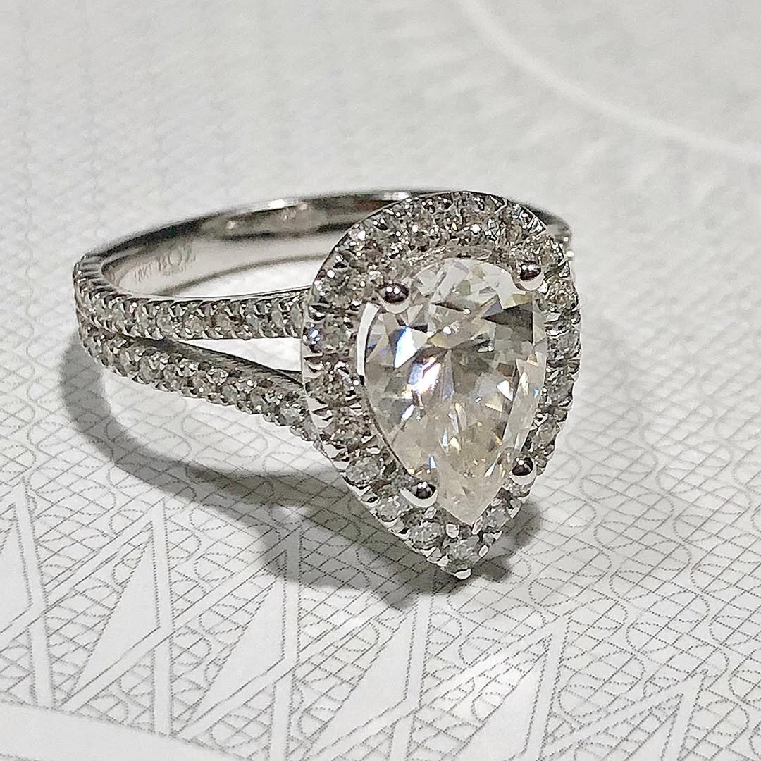 Leona Pear Cut Moissanite Engagement Ring in 18K Gold