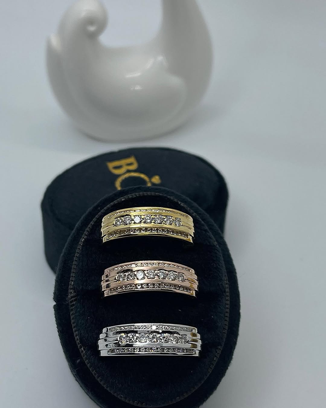Charming Natural Diamond Wedding Band in 18K Gold